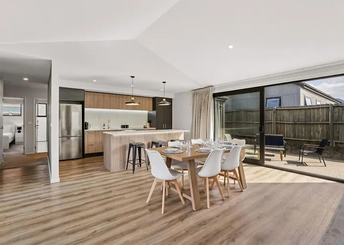Escape On Merivale | Quiet, Family Friendly, Parking!