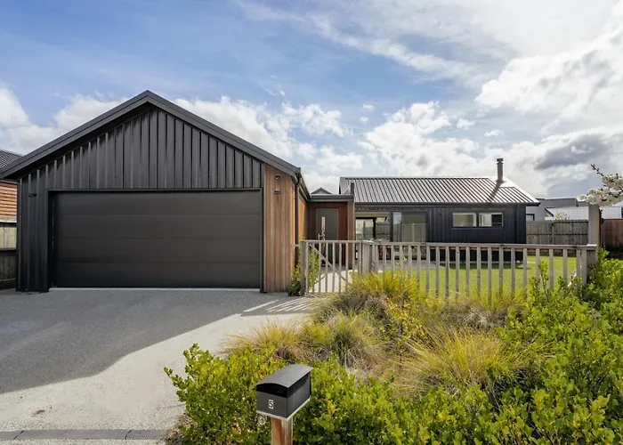 Escape On Merivale | Quiet, Family Friendly, Parking! Holiday home *