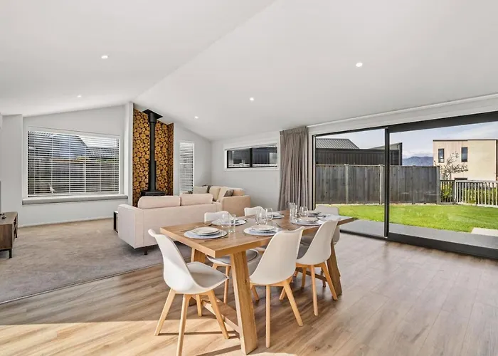 Holiday home Escape On Merivale | Quiet, Family Friendly, Parking! *