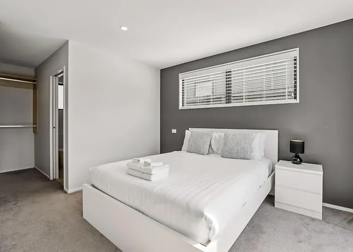 Escape On Merivale | Quiet, Family Friendly, Parking! Holiday home