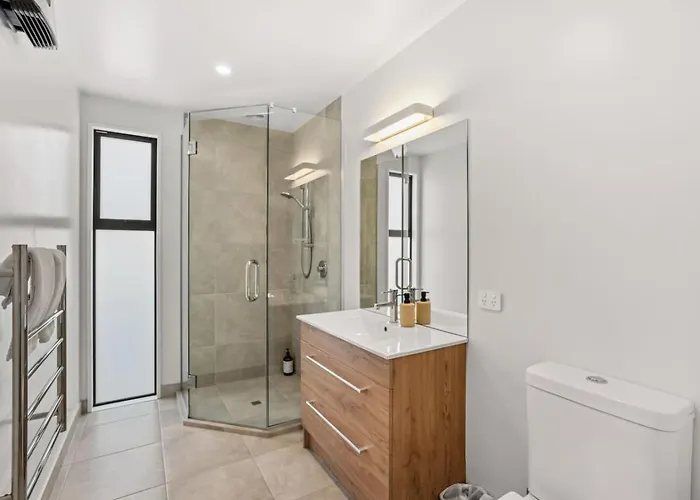 Escape On Merivale | Quiet, Family Friendly, Parking! *