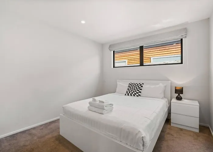 Escape On Merivale | Quiet, Family Friendly, Parking!