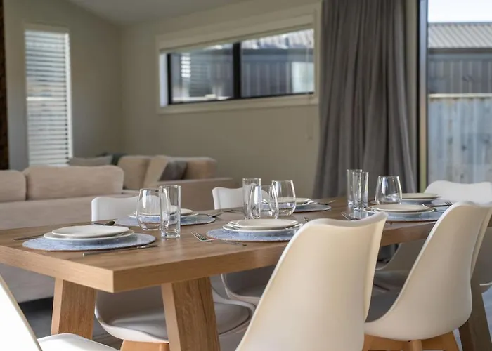 Escape On Merivale | Quiet, Family Friendly, Parking! Holiday home Wanaka