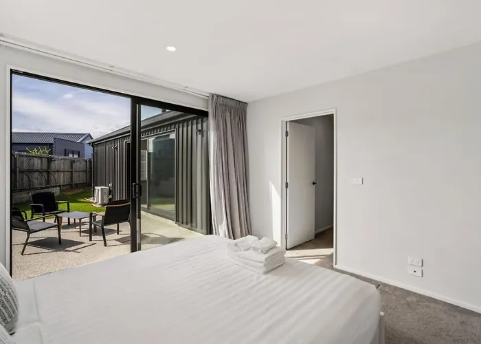 Holiday home Escape On Merivale | Quiet, Family Friendly, Parking! *