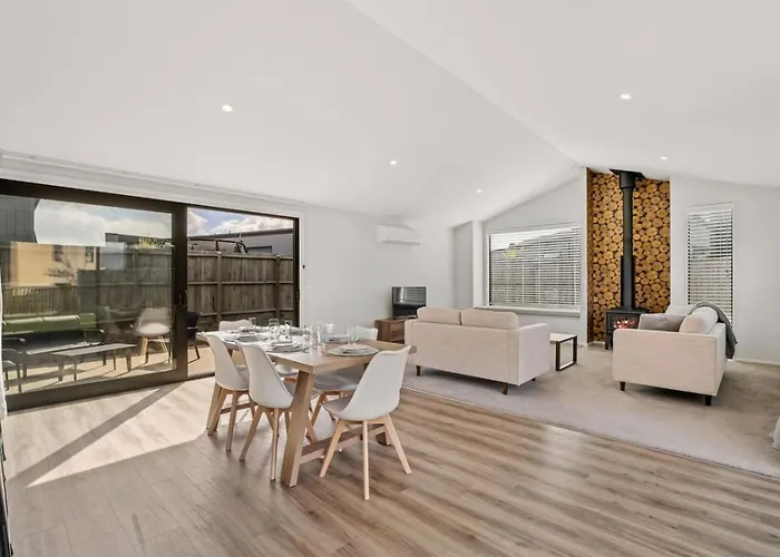 Escape On Merivale | Quiet, Family Friendly, Parking! Holiday home *