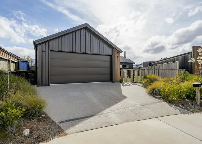 Escape On Merivale | Quiet, Family Friendly, Parking! *