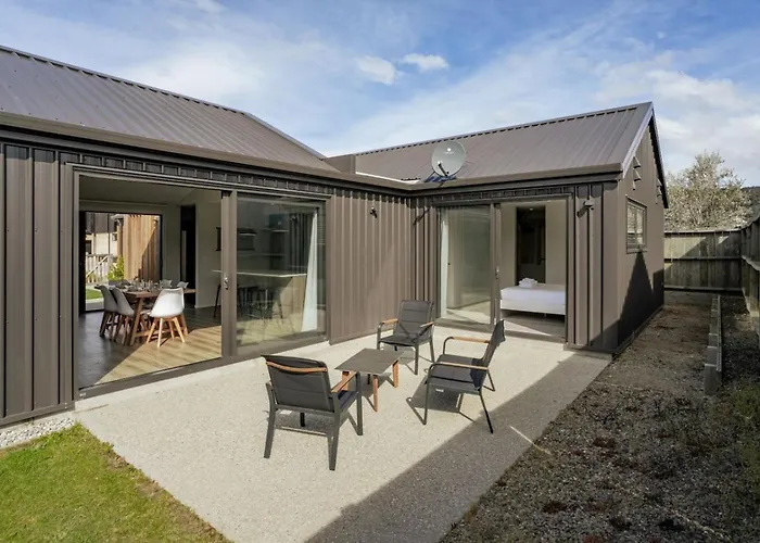 Escape On Merivale | Quiet, Family Friendly, Parking! *