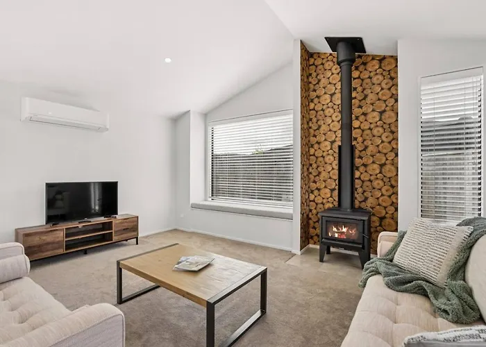 Escape On Merivale | Quiet, Family Friendly, Parking! Holiday home Wanaka