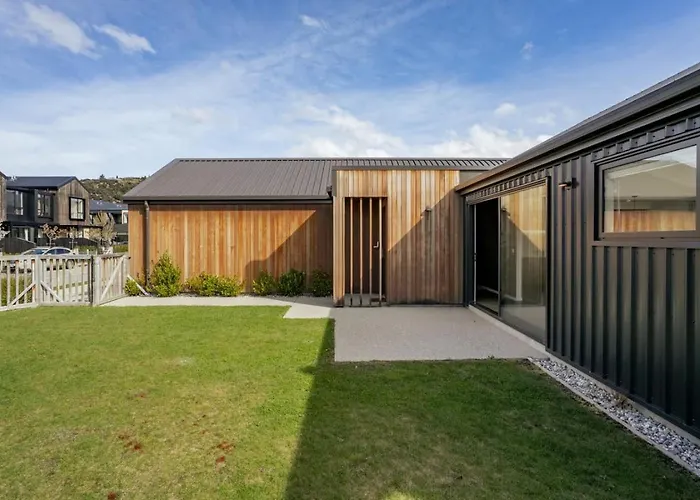 Escape On Merivale | Quiet, Family Friendly, Parking! Holiday home Wanaka